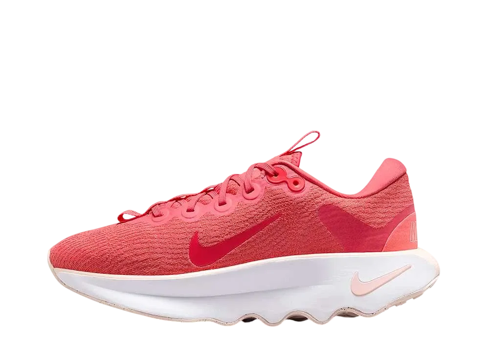 ナイキ ウィメンズ モティバ "マジックエンバー/ダークメロン/ウォッシュドコーラル/マジックエンバー"