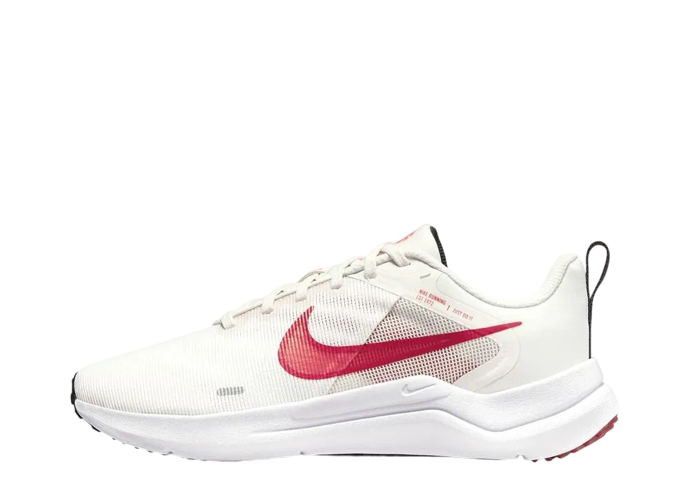 ナイキ ウィメンズ ダウンシフター12 "ファントム/ホワイト/ブライトクリムゾン/ユニバーシティレッド"