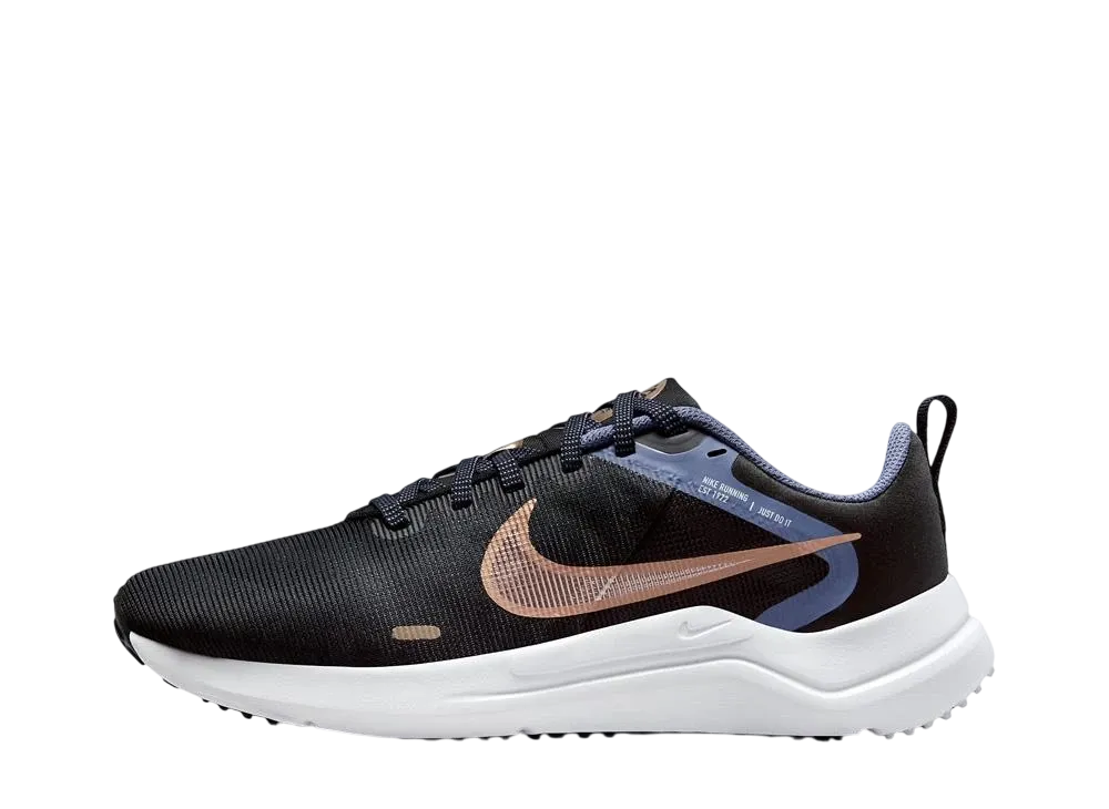 ナイキ ウィメンズ ダウンシフター12 "ブラック/ディフューズブルー/フットボールグレー/メタリックレッドブロンズ"