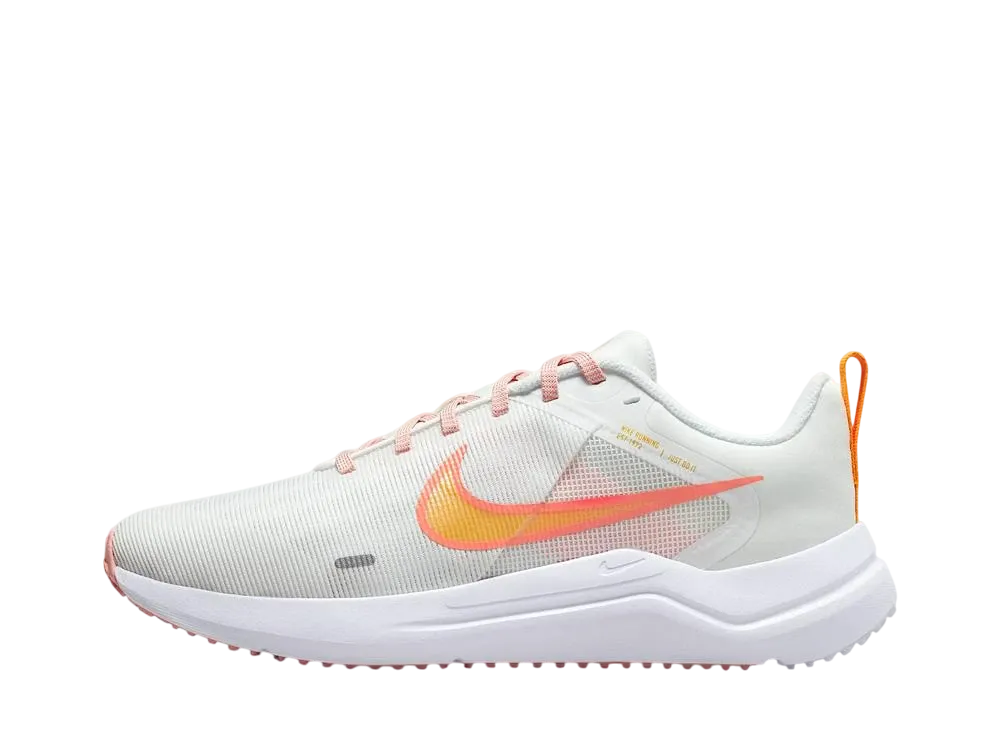 ナイキ ウィメンズ ダウンシフター12 "サミットホワイト/ユニバーシティゴールド/ライトマダールート/クリムゾンブリス"