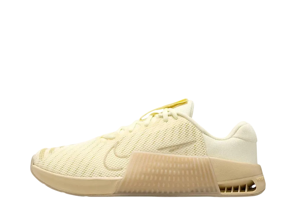 ナイキ ウィメンズ メトコン9 "アラバスター/チームゴールド/デザートカーキ"