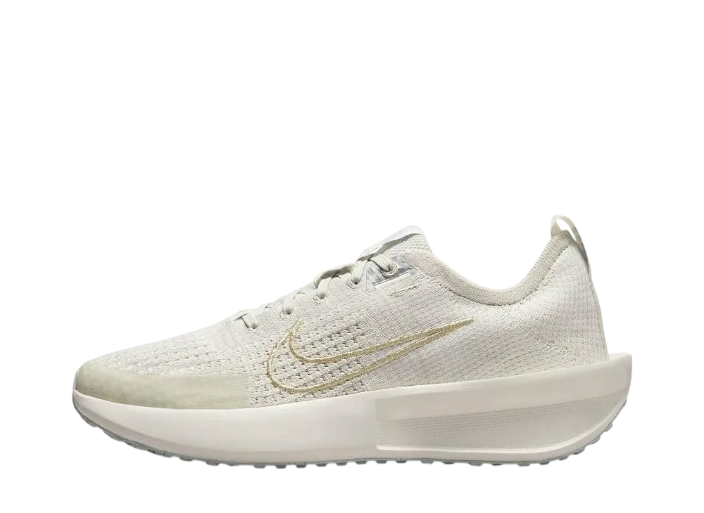 ナイキ ウィメンズ インタラクトラン "ライトボーン/セイル/ファントム/メタリックゴールド"