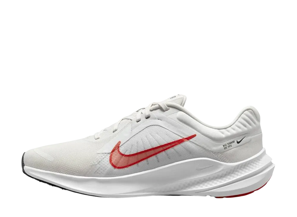 ナイキ クエスト5 "プラチナムティント/ホワイト/ブラック/ライトクリムゾン"