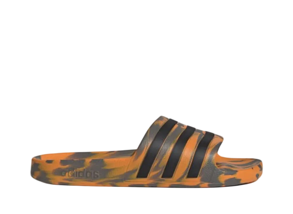 アディダス アディレッタ アクア スライド "チャコール/コアブラック/フォーカスオレンジ"