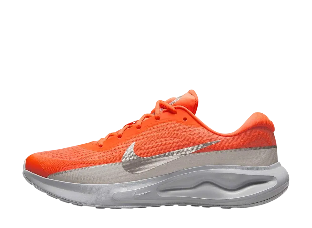 ナイキ ジャーニー ラン PRM "ハイパークリムゾン/ウルフグレー/セーフティオレンジ/メタリックシルバー"