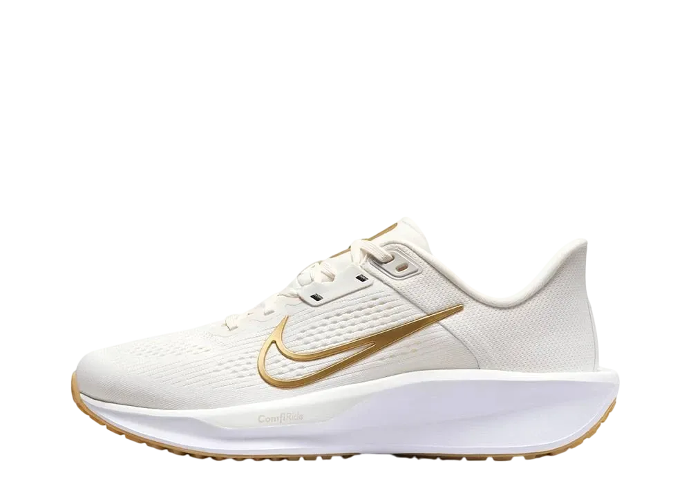 ナイキ ウィメンズ クエスト6 "ファントム/セイル/ペールアイボリー/メタリックゴールド"