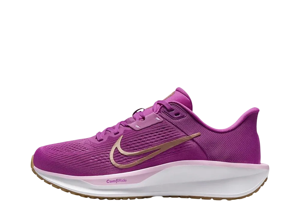 ナイキ ウィメンズ クエスト6 "ホットフューシャ/ビヨンドピンク/ホワイト/メタリックレッドブロンズ"