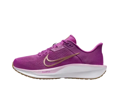 ナイキ ウィメンズ クエスト6 "ホットフューシャ/ビヨンドピンク/ホワイト/メタリックレッドブロンズ"