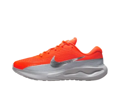ナイキ ウィメンズ ジャーニーラン PRM "ハイパークリムゾン/ウルフグレー/セーフティオレンジ/メタリックシルバー"