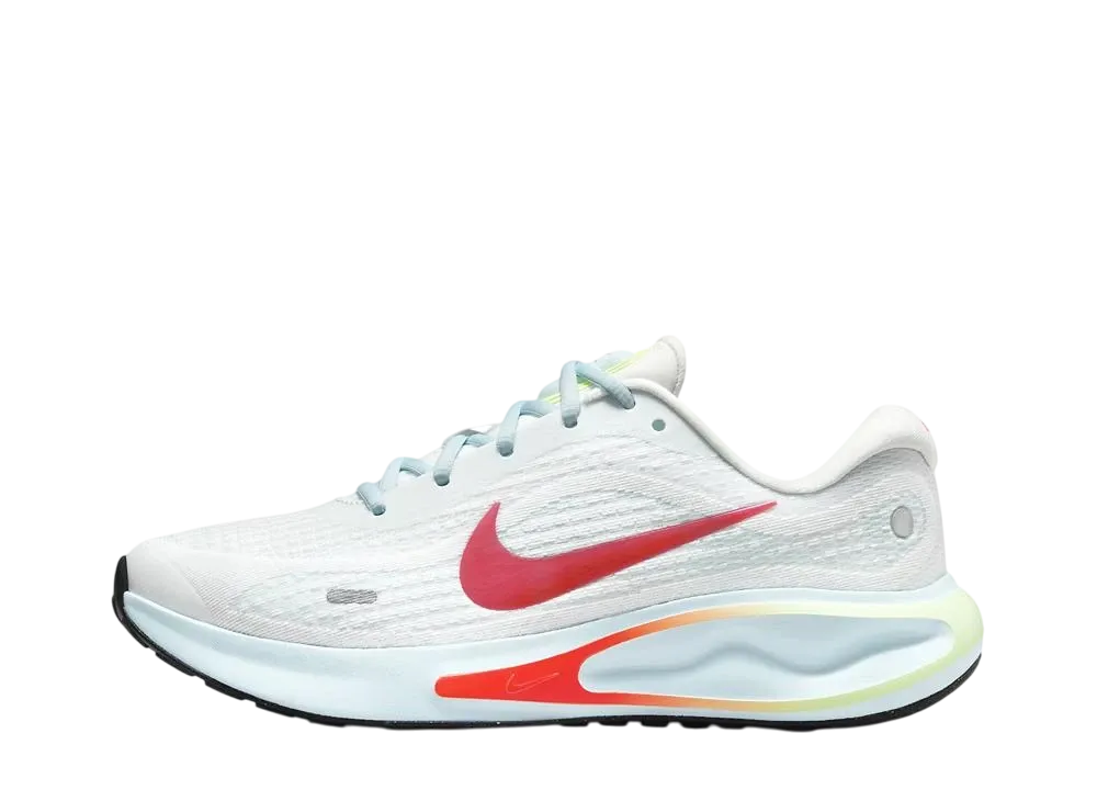 ナイキ ウィメンズ ジャーニーラン "サミットホワイト/グレイシャーブルー/ベアリーボルト/ブライトクリムゾン"