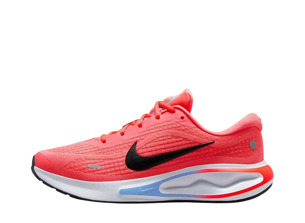 ナイキ ウィメンズ ジャーニーラン "マジックエンバー/ブライトクリムゾン/ハイパーピンク/ブラック"