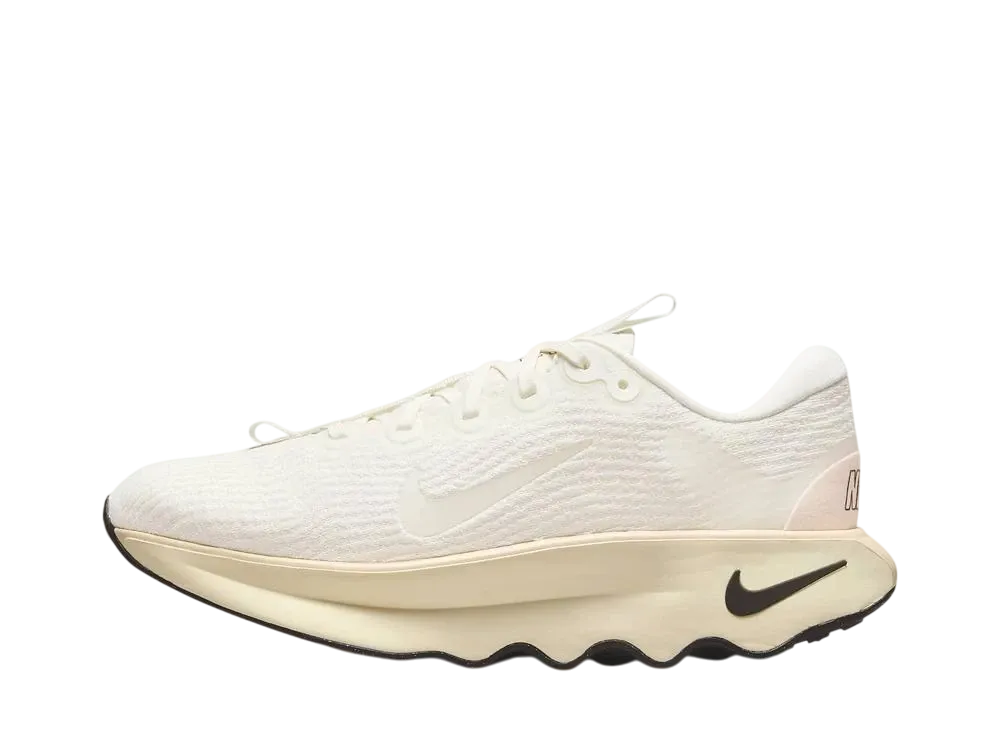 ナイキ ウィメンズ モティバ "セイル/ペールアイボリー/グアバアイス/セイル"