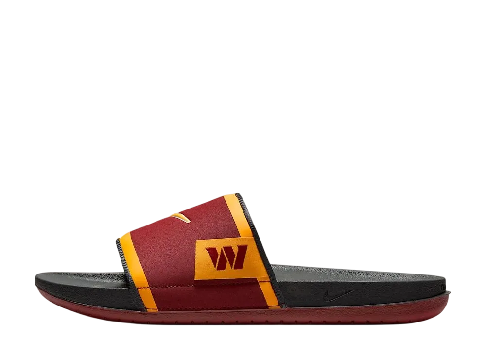ワシントン コマンダーズ × ナイキ オフコート スライド "チームレッド/ダークスモークグレー/ユニバーシティゴールド"
