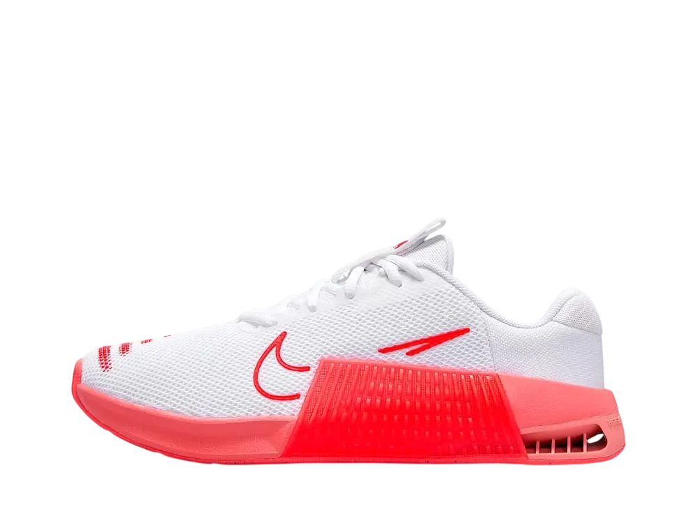 ナイキ ウィメンズ メトコン9 "ホワイト/マジックエンバー/サミットホワイト/ブライトクリムゾン"