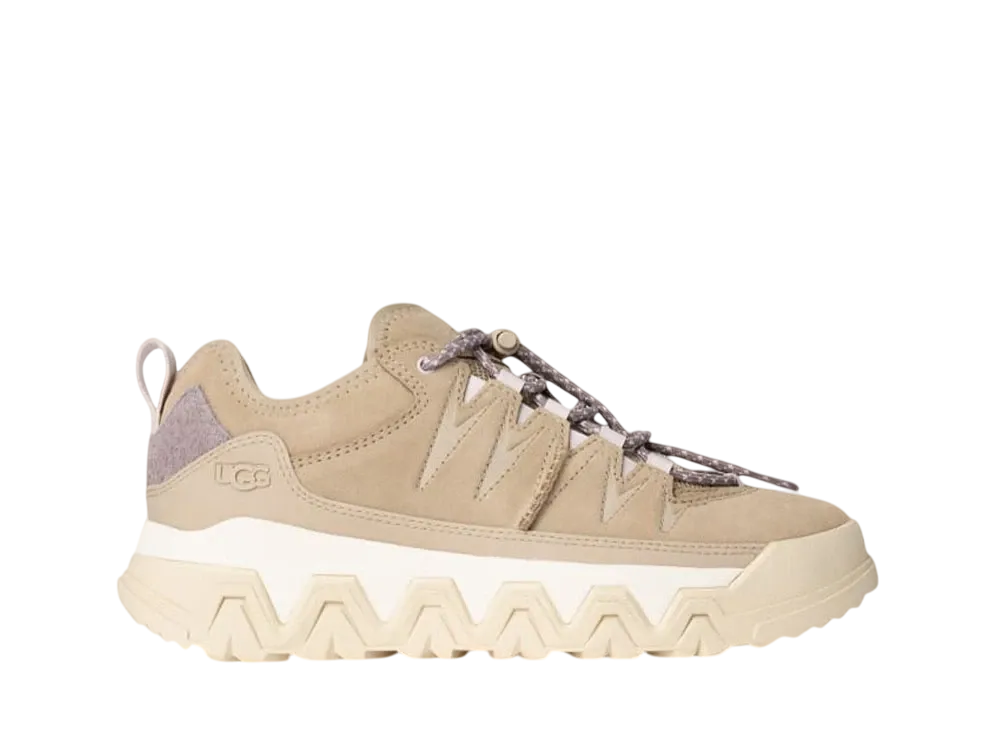 アグ ウィメンズ キャップトレイル ロー "マスタードシード"