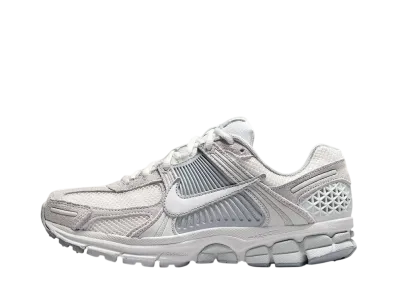ナイキ ウィメンズ ズーム ボメロ5 "ピュアプラチナム/プラチナムティント/ウルフグレー/サミットホワイト"