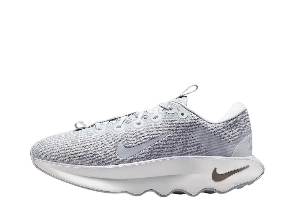 ナイキ ウィメンズ モティバ "フォトンダスト/ライトスモークグレー/メタリックピューター/フォトンダスト"