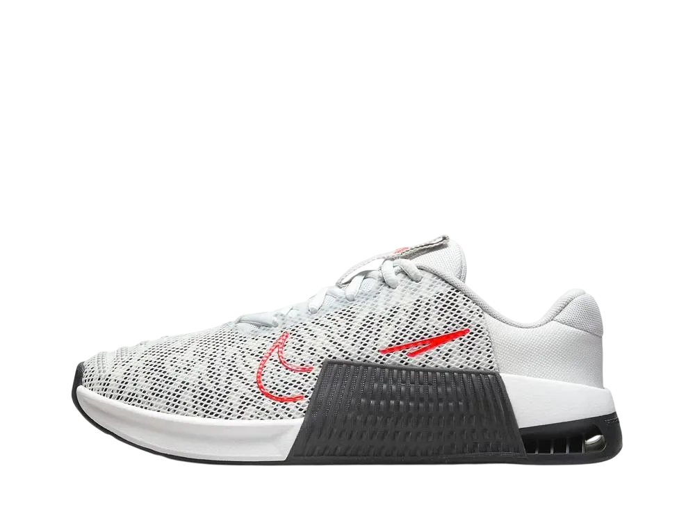 ナイキ ウィメンズ メトコン9 PRM "サミットホワイト/ダークスモークグレー/ライトワイルドマンゴー/サミットホワイト"