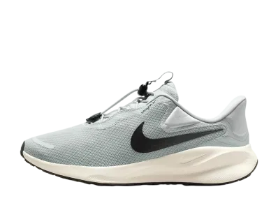 ナイキ レボリューション7 イージーオン "ライトシルバー/ライトアーミー/ペールアイボリー/セコイア"