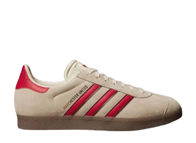 マンチェスター ユナイテッド × アディダスオリジナルス ガゼル テラス "クリームホワイト/レッド/コアブラック"