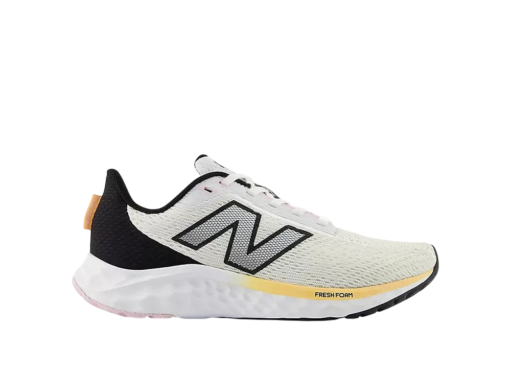 ニューバランス ウィメンズ フレッシュフォーム アリシV4 "ホワイト/ブラック/ピーチブロッサム"