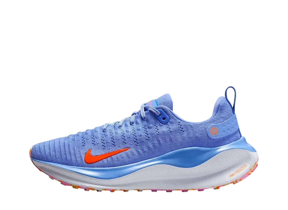 ナイキ ウィメンズ インフィニティラン4 "ロイヤルパルス/フットボールグレー/ブラック/ハイパークリムゾン"