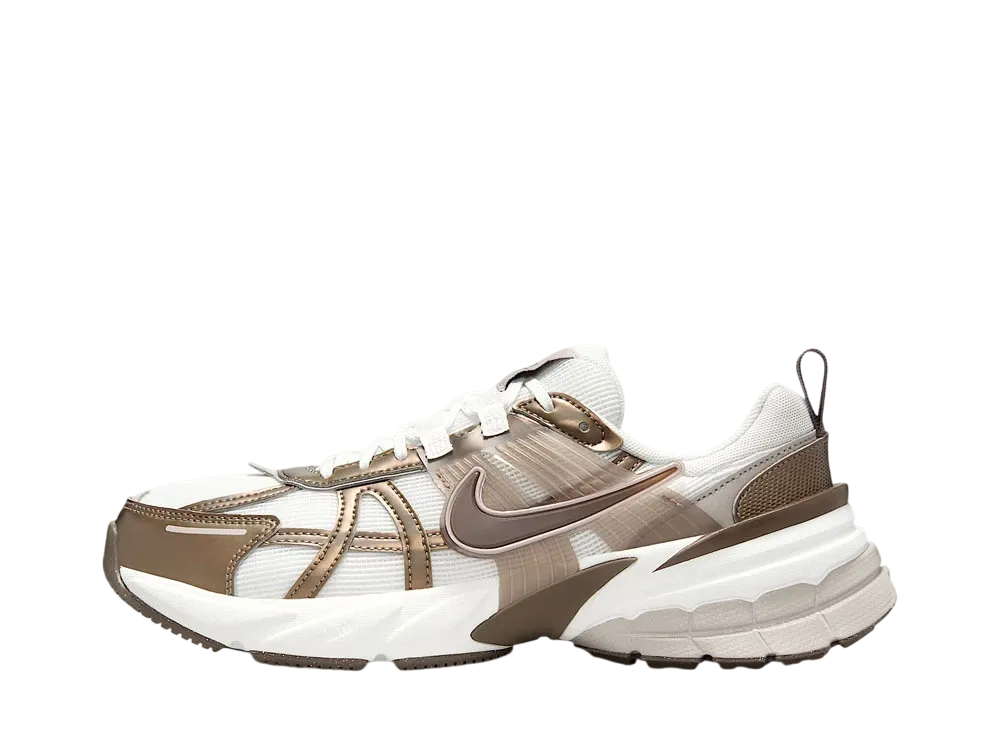 ナイキ ウィメンズ V2Kラン "ミンクブラウン/サミットホワイト/カレッジグレー/アイアンストーン"