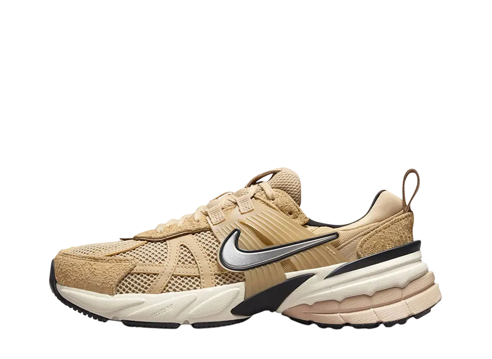 ナイキ ウィメンズ V2Kラン "セサミ/ライトオールウッドブラウン/ブラック/クローム"