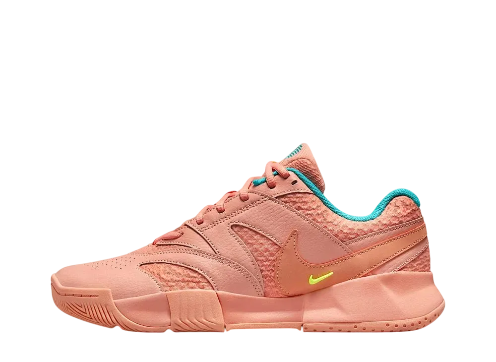 ナイキ ウィメンズ コートライト4 "アプリコットアゲート/ダスティーカクタス/ボルト"