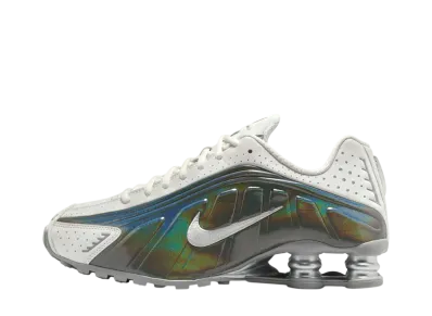 ナイキ ウィメンズ ショックス R4 "サミットホワイト アンド メタリックシルバー"