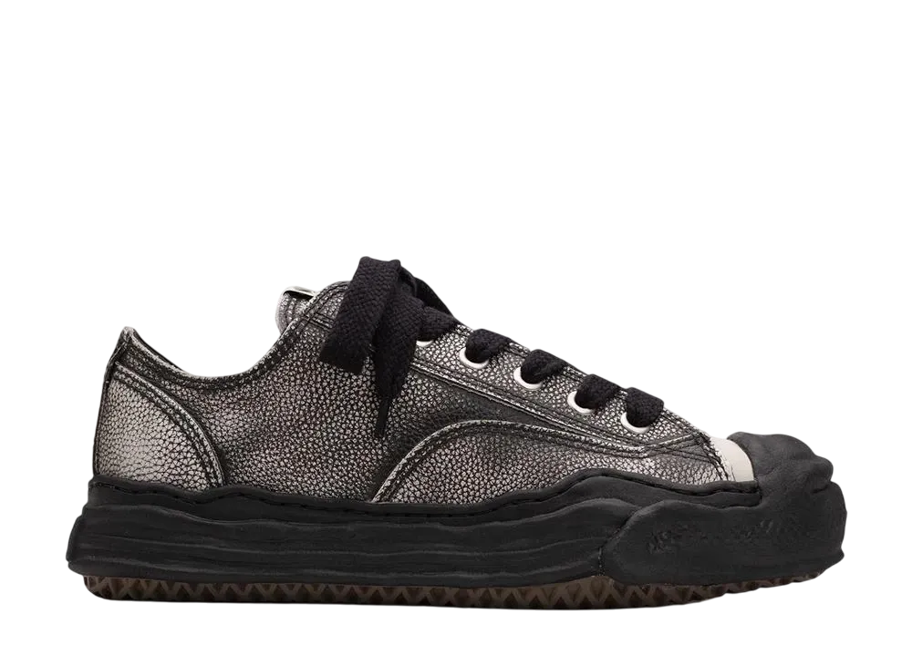 メゾンミハラヤスヒロ ハンク OG ソール ブラッシュド シュリンク レザー ロートップ スニーカー "ブラック/ブラック" (A14FW743)