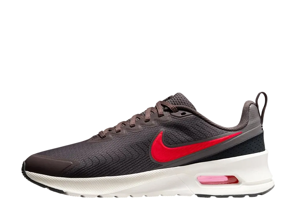 ナイキ エアマックス ニュアクシス "ケイブストーン/フラットピューター/ダークスモークグレー/ブライトクリムゾン"