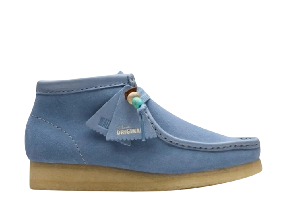 クラークス ウィメンズ ワラビーブーツ "パウダーブルースウェード"