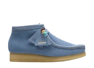 クラークス ウィメンズ ワラビーブーツ "パウダーブルースウェード"