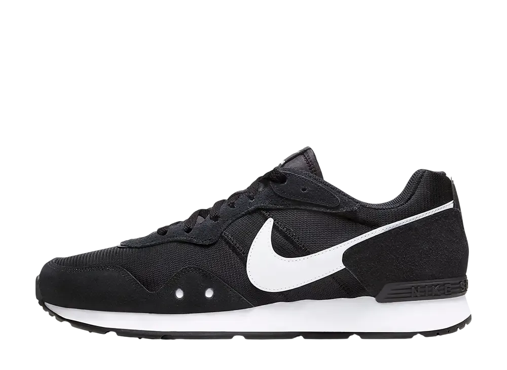 ナイキ ベンチャー ランナー "ブラック/ブラック/ホワイト"