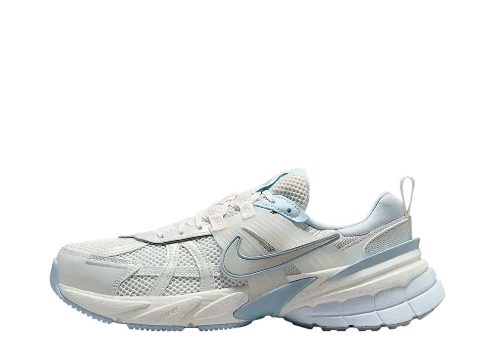 ナイキ ウィメンズ V2Kラン "プラチナムティント/サミットホワイト/ライトスモークグレー"