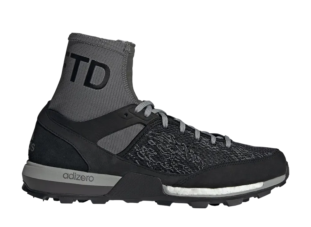 アンディフィーテッド × アディダス アディゼロ XT ブースト "パフォーマンスランニング"