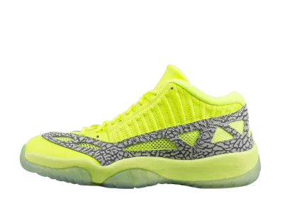 ナイキ エアジョーダン11 レトロ ロー IE "ボルト"