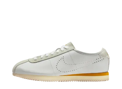 ナイキ ウィメンズ コルテッツ レザー "ホワイト/ライトボーン/ココナッツミルク/ブロンズ"