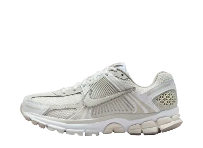 ナイキ ウィメンズ ズーム ボメロ5 "ライトボーン"