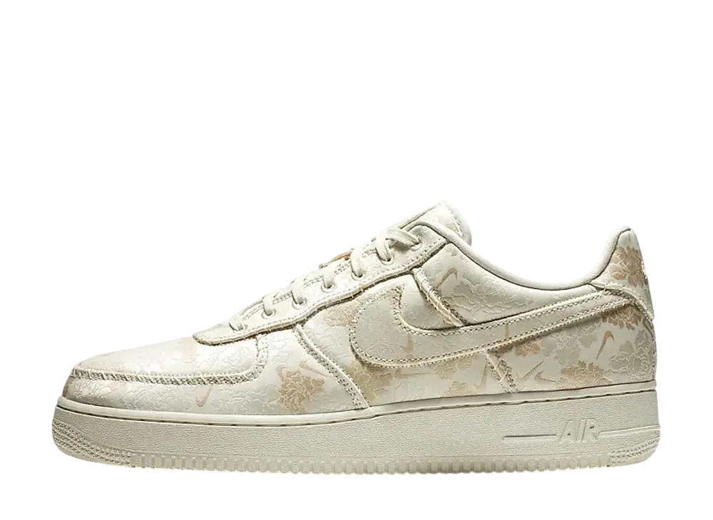 ナイキ エアフォース ロー "サテンフローラル ペール アイボリー"
