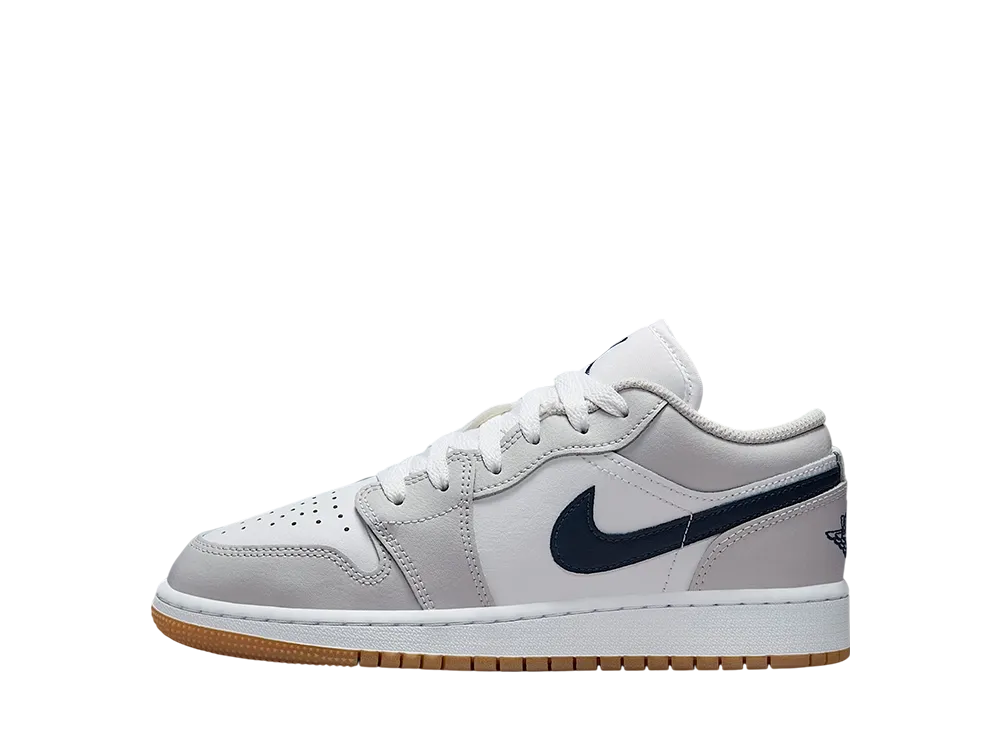 ナイキ GS エアジョーダン1 ロー "ホワイト/ニュートラルグレー/ガムミディアムブラウン/ミッドナイトネイビー" (キッズ)