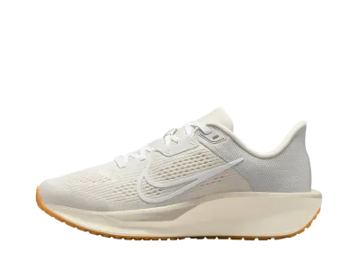 ナイキ ウィメンズ クエスト6 "ライトボーン/ファントム/ペールアイボリー/ホワイト"