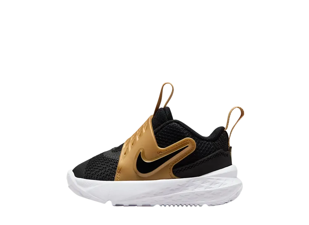 ナイキ TD チームハッスル D12 "ブラック/メタリックゴールド/ホワイト/ブラック" (キッズ)