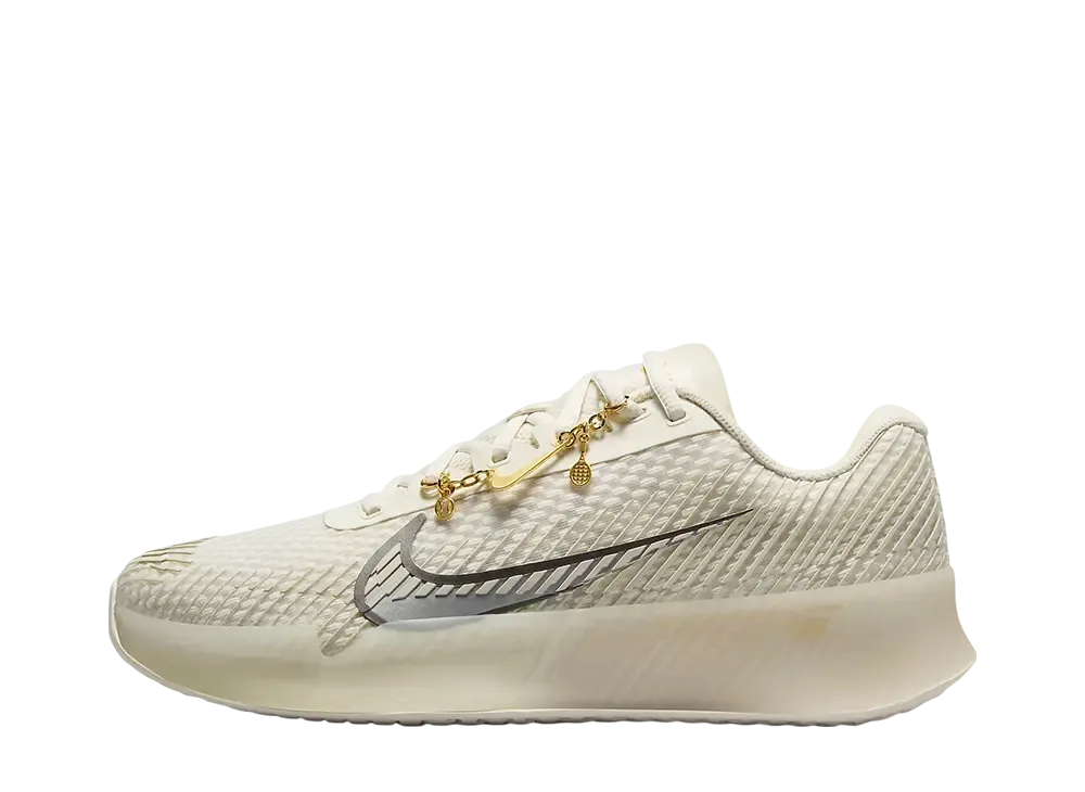 ナイキ ウィメンズ コートヴェイパー11 PRM "ペールアイボリー/ライトオールウッドブラウン/メタリックゴールド/メタリックシルバー"