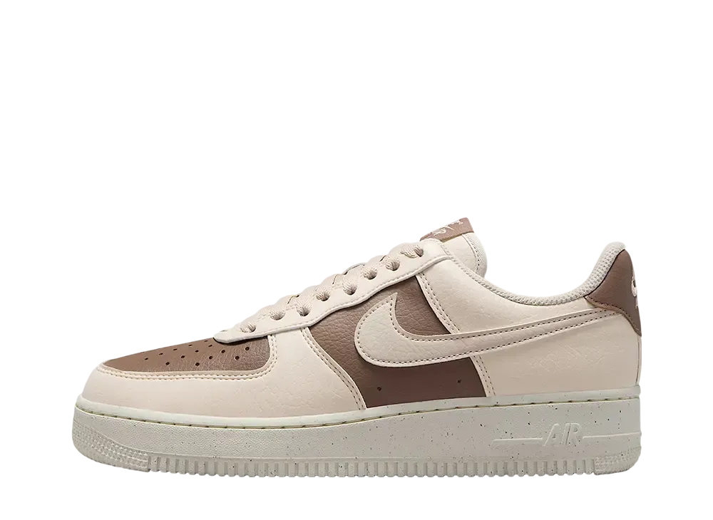 ナイキ ウィメンズ エアフォース1 '07 "ミンクブラウン/セイル/ホワイト/ライトオールウッドブラウン"
