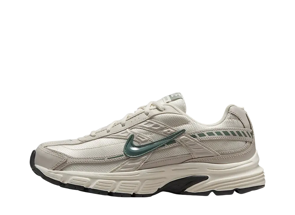 ナイキ ウィメンズ イニシエーター "ソフトパール/ライトオールウッドブラウン/ダークスモークグレー/クレイグリーン"