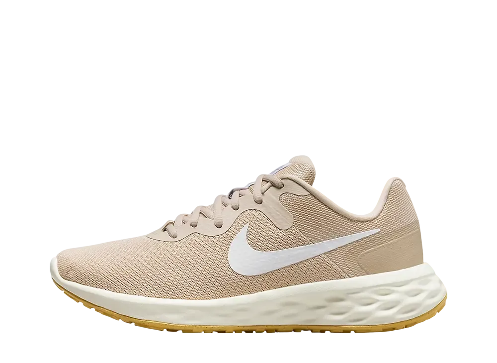 ナイキ ウィメンズ レボリューション6 "サンドドリフト/トパーズゴールド/インディゴヘイズ/ホワイト"
