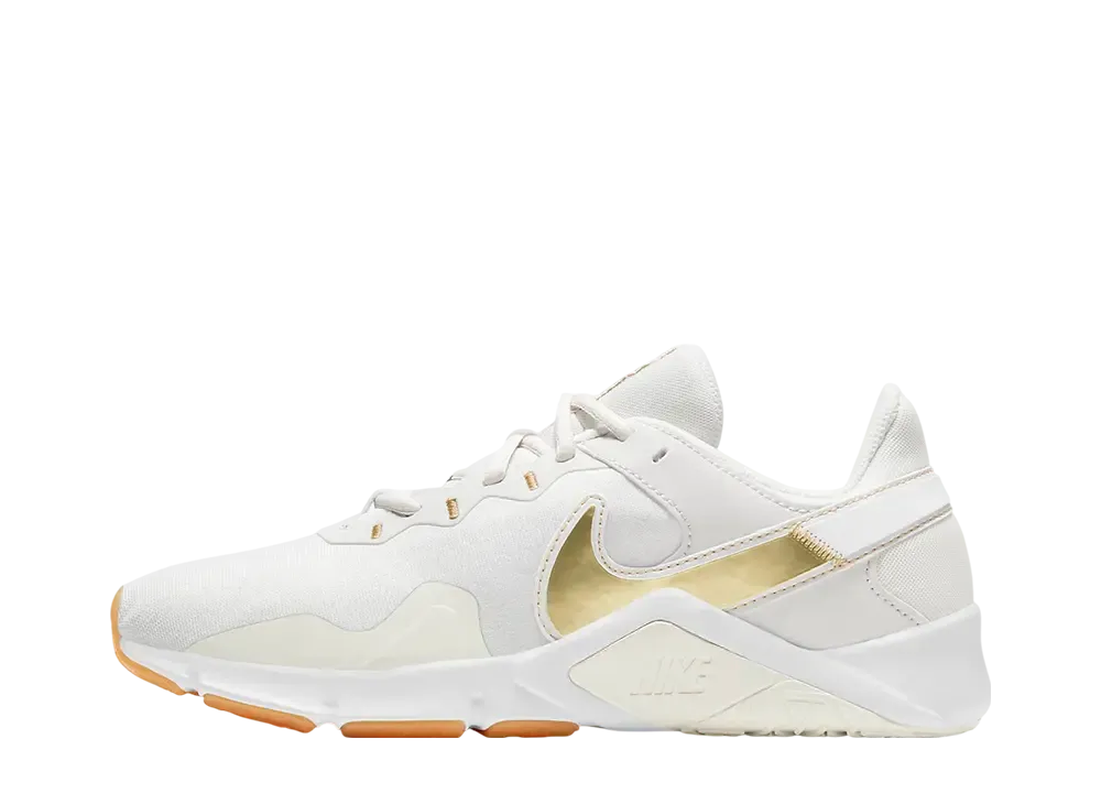 ナイキ ウィメンズ レジェンド エッセンシャル2 "プラチナムティント/サミットホワイト/ホワイト/メタリックゴールドスター"