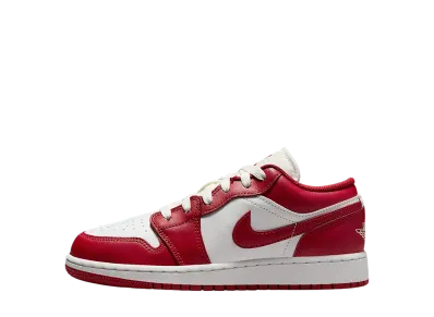 ナイキ GS エアジョーダン1 ロー "サミットホワイト/サミットホワイト/バーシティレッド" (キッズ)